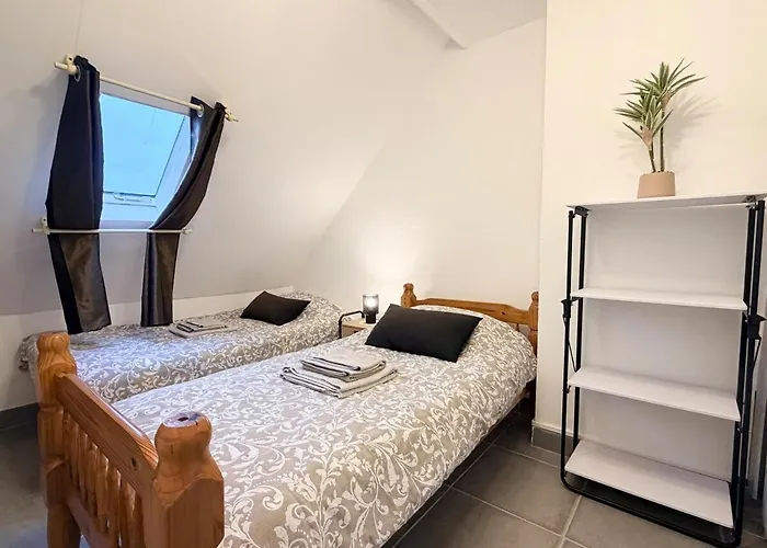 Aux Trois Ferries - Vue Port * Calais